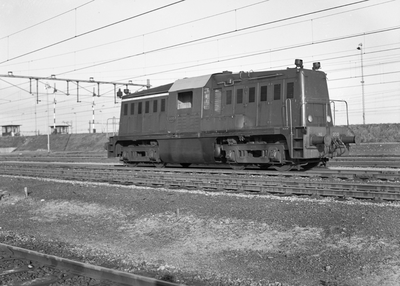 166554 Afbeelding van de diesel-electrische locomotief nr. 2015 (serie 2000) van de N.S. op het rangeerterrein ...